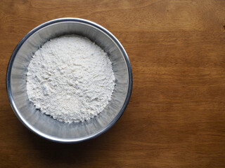 Fototapeta na wymiar 스텐레이스 그릇에 담긴 흰색 밀가루 