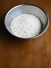 스텐레이스 그릇에 담긴 흰색 밀가루 