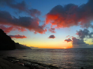 Obraz premium Beautiful sunset in Hawaii by ocean