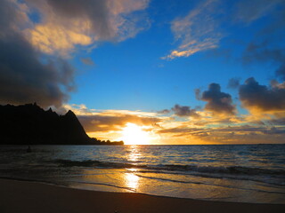 Fototapeta premium Beautiful sunset in Hawaii by ocean