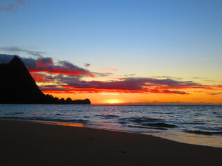 Naklejka na ściany i meble Beautiful sunset in Hawaii by ocean