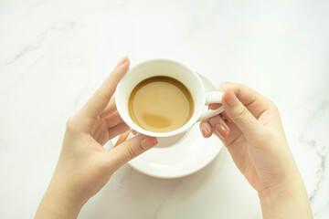 커피잔을 들고 있는 여자의 손
