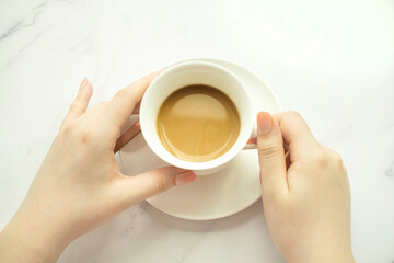 커피잔을 들고 있는 여자의 손