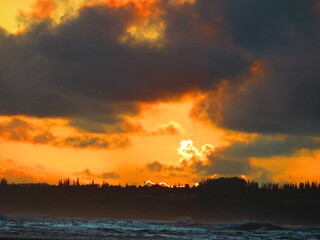 Naklejka premium Beautiful sunset in Hawaii by ocean