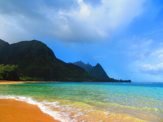 Fototapeta premium Beautiful sunset in Hawaii by ocean