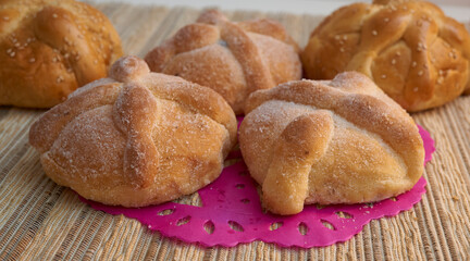 Tradicional Pan de muerto mexicano, celebracion del dia de muertos