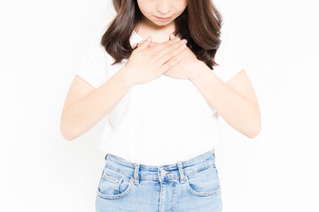 胸に手を当てるTシャツを着ている若い女性