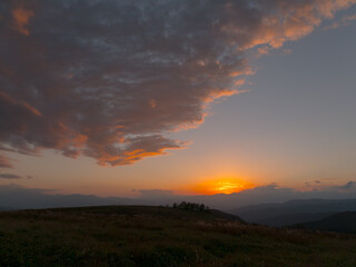 霧ヶ峰のニッコウキスゲ群生地の丘から見た夕日・夕焼け