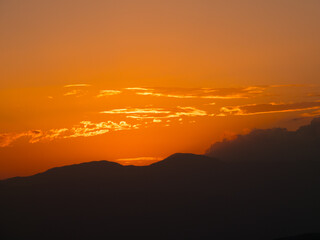 霧ヶ峰のニッコウキスゲ群生地の丘から見た夕日・夕焼け