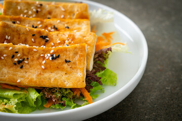 teriyaki tofu salad with sesame