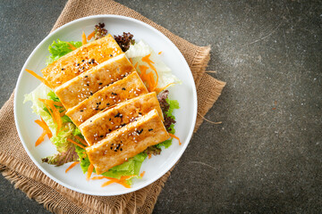 teriyaki tofu salad with sesame