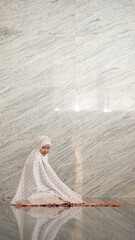 Fototapeta na wymiar Asian Muslim women praying at the mosque