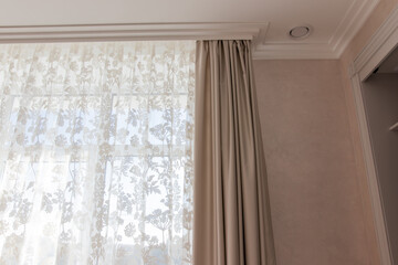 baguette on a white ceiling with the correct contour in a room with tulle and curtains