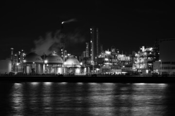 工場の夜景（モノクロ） Factory night view (black and white)