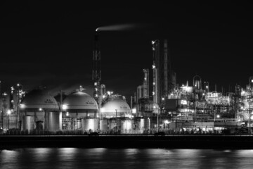 工場の夜景（モノクロ） Factory night view (black and white)