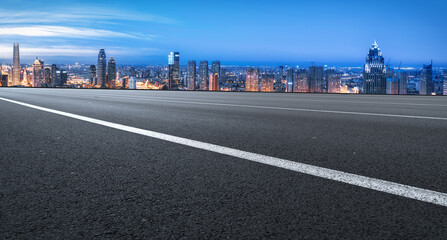 Obraz premium Empty asphalt road and city skyline and building landscape, China.