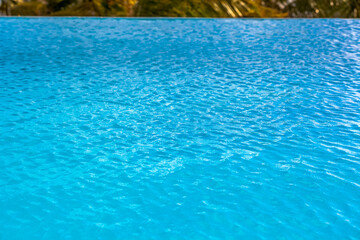Fototapeta na wymiar Eau bleue de piscine 