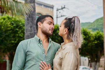 Obraz premium Young Latino male and female couple in love between 25 and 35 years of age