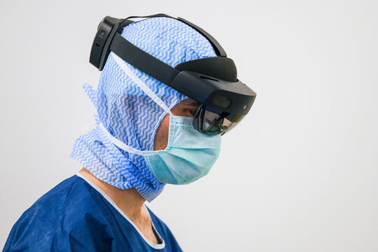 Chirurgien avec lunettes de réalité augmentée