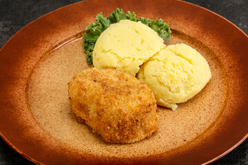 Crispy chicken cutlet with mashed potato