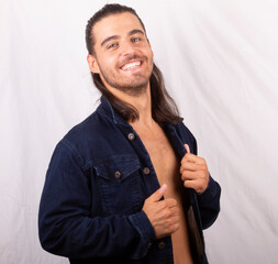 Chico con barba con chaqueta tejana abierta 