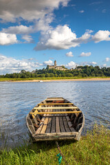 Paysage des bords de la Loire en Anjou, barque devant l'abbaye de Saint Florent le Vieil.
