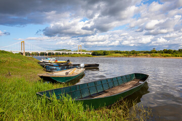 Obraz premium Barques et gabare en bord de la Loire en Anjou, France.