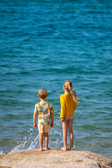 Deux enfant au bord de la mer pendant les vacances.