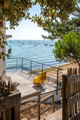 Terrasse en bois et chaise longue avec vue sur mer en France.