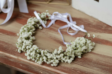 Obraz na płótnie Canvas Gypsophila wedding wreath on wood table. White wedding wreath.