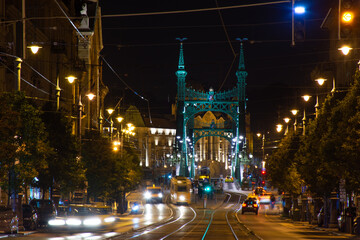 Naklejka premium Budapest at night, tram stop in front of the Freedom Bridge