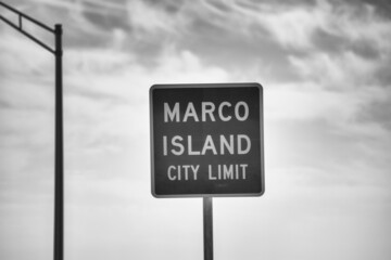 Obraz premium Marco Island city limit sign, Florida.