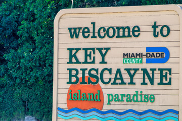 Obraz premium Welcome to Key Biscayne road sign in Miami, Florida.