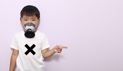 指差しをする、マスクをつけた男の子