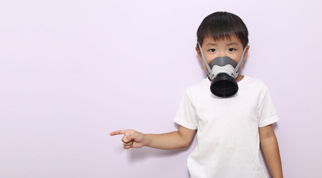指差しをする、マスクをつけた男の子
