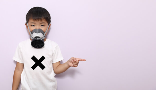 指差しをする、マスクをつけた男の子