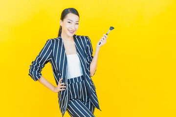 Portrait beautiful young asian woman with make up brush cosmetic