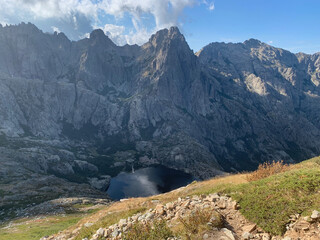 Montagnes corses avec petit lac GR20 Nord 