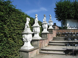 Fototapeta na wymiar Treppe und Skulpturen im Heckentheater Großer Garten Hannover-Herrenhausen