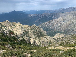 Fototapeta na wymiar Montagnes corses descente vers Vizzavona