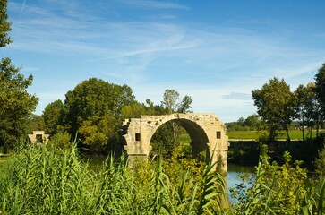 Pont,  vois Domitia et oppidum d'Ambrussum.