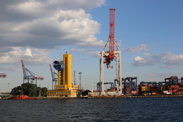 Obraz premium cranes in harbor