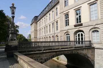 Fototapeta na wymiar Brücke am Leineschloss Hannover