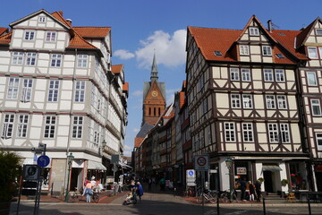 Fototapeta premium Kramerstraße am Holzmarkt in Hannover mit Kirchturm Marktkirche
