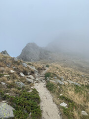 Montagnes du GR20 dans la brume avant le refuge d'Usciolu