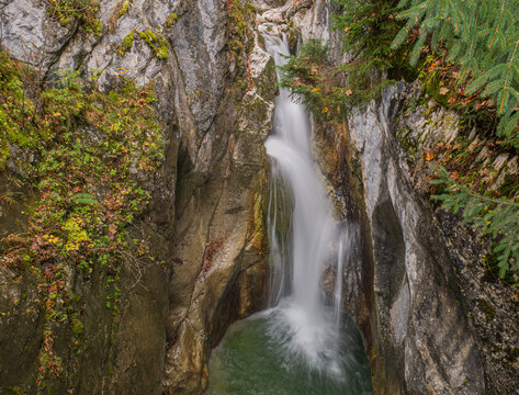 Kleiner Wasserfall in einer engen Felsschlucht