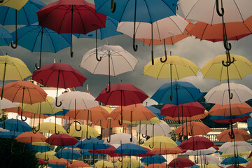 Fototapeta na wymiar cielo lleno de paraguas multicolor
