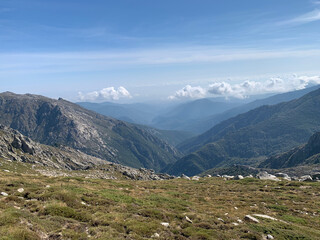 Fototapeta na wymiar Paysage de montagnes sur le sentier du GR20 Corse
