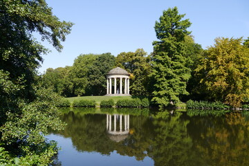 Fototapeta na wymiar Teich mit Wasserspiegelung und Leibnitztempel im Georgengarten in Hannover