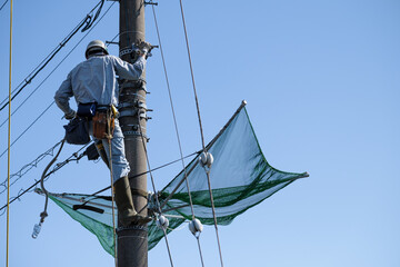 電柱と電線の工事 Construction of utility poles and electric wires